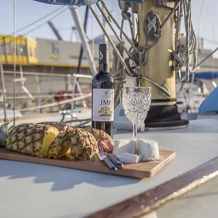 Πλωτό κατάλυμα Sailboat Unique Experience