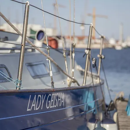 Πλωτό κατάλυμα Sailboat Unique Experience *