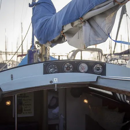 Ботель Sailboat Unique Experience *